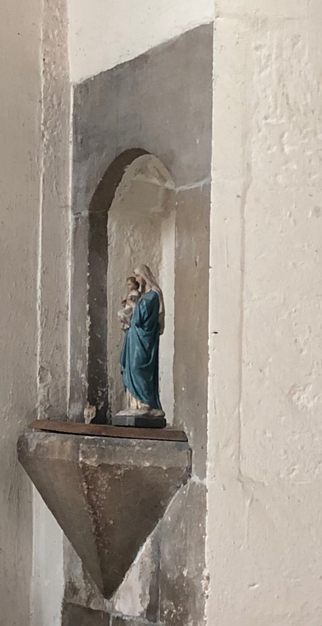 Stamford_StJohn-statue-OurLady-stoup